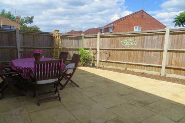 Large patio area for young family to enjoy - Large patio in Tilehurst, Reading
